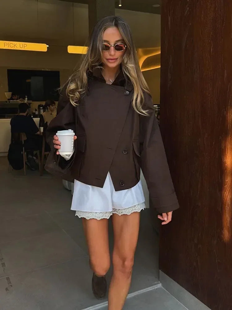 Schicker, kurz geschnittener Trenchcoat für Damen mit Stehkragen und Taschen – Braun