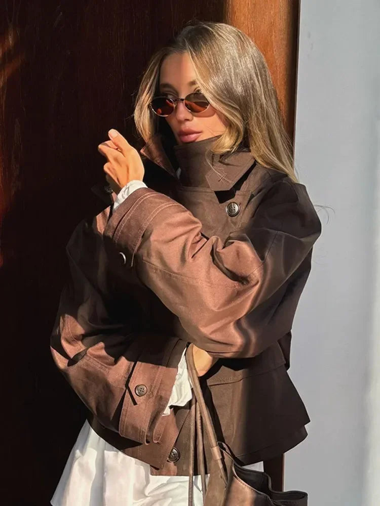 Schicker, kurz geschnittener Trenchcoat für Damen mit Stehkragen und Taschen – Braun